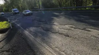 El mal estado de una carretera en Lugo pone en aviso a los conductores