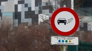 Señal de la zona de bajas emisiones de la Cartuja en Sevilla