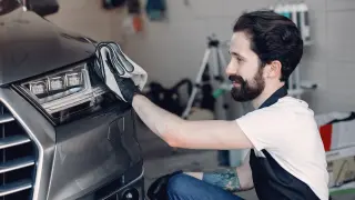 Mecánico puliendo los faros de un vehículo