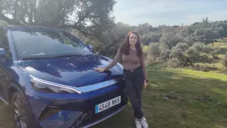 Nuestra compañera Lidia Vega junto al BYD Atto 3 EVO.