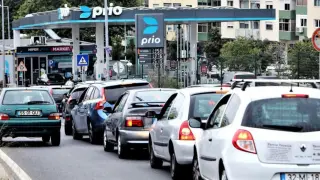 Cola de vehículos en una gasolinera portuguesa