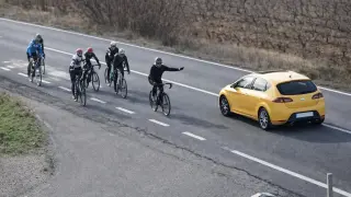 Un extracto del vídeo donde un conductor casi atropella a un grupo de ciclistas.