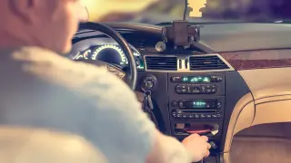 Guardia Civil aclara las distracciones al volante más comunes.