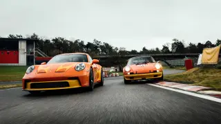 El Porsche 911 S/T  2025 junto al Porsche 911 S/T