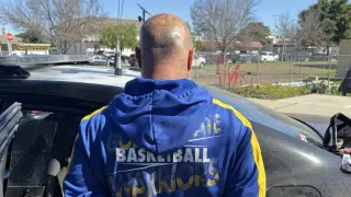 Acude al tribunal acusado de robo de vehículo en un coche robado.