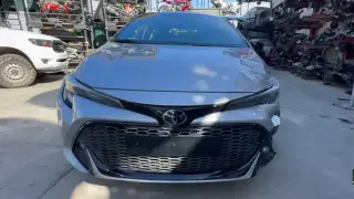 Trabajadores de Motocoche SL explicando curiosidades del Toyota Corolla