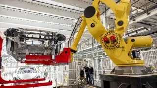 Tesla fabrica más que vende.