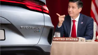 Bernie Moreno, senador Republicano, junto a un modelo de BYD.