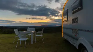 Autocaravana estacionada al aire libre