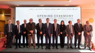 Directivos de Chery Auto, junto a representación insitucional, en la inauguración del nuevo centro en Barcelona