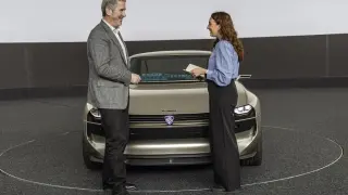 Gilles Vidal, director de diseño de Stellantis, junto a nuestra compañera Lidia Vega.