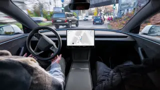 La Conducción automatizada total (Supervisada) de Tesla llega a Europa.