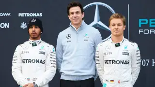 Toto Wolff, junto a sus dos pilotos en 2016: Lewis Hamilton y Nico Rosberg