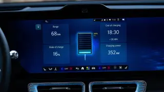 Pantalla de carga en un coche eléctrico