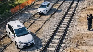 Un taxi queda bloqueado en las vías de tranvía en Italia