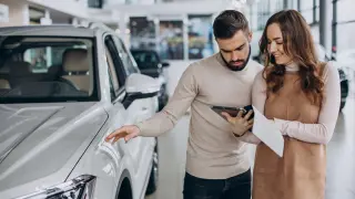 Un hombre en un concesionario comprando coche eléctrico