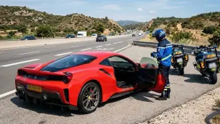 La policía francesa detiene a un jubilado al mando de un Ferrari por no respetar los límites