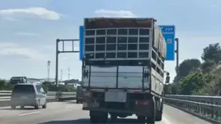 Imagen del camión interceptado por la Guardia Civil