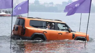 Un coche de Chery circulando por el agua.