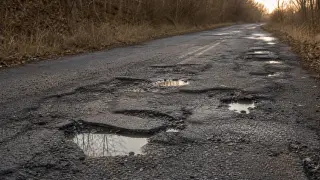 Reparación de un asfalto con baches.