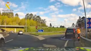 Los agentes de la Guardia Civil multan a un conductor circulando en sentido contrario.