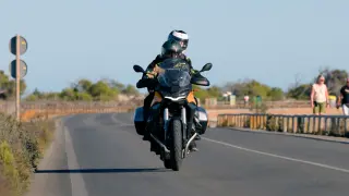 motos circular arcén