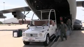 El papamóvil llegando en avión a España.