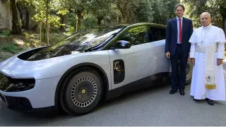 El Papa León XIV y John Elkann junto al Ferrari Luce