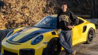 Aleix Espargaró junto a su Porsche 911 GT2 RS