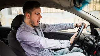 Conductor agresivo al volante