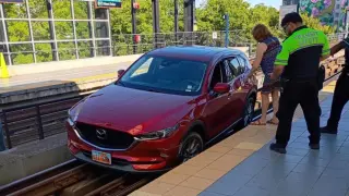 Mazda CX-5 atrapados en las vías del tren