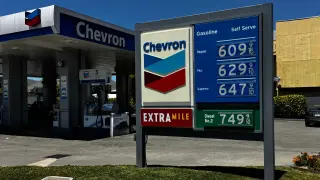 Gasolinera en Alameda, California.