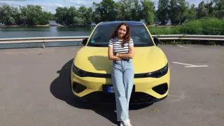 Nuestra compañera Lidia Vega junto al Leapmotor B05.