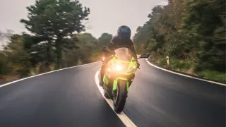 Cazan a un motorista a 302 kmh en la Isla de Man