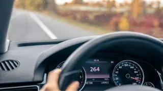 Pillan a un conductor a 264 km/h en una carretera limitada a 100