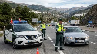 Multa de 500 euros y 6 puntos por tirar una colilla desde el coche.