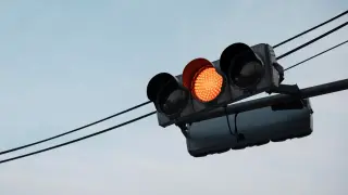Semáforo con la luz ambar encendida
