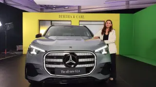 Nuestra compañera Lidia Vega junto al nuevo Mercedes GLA.