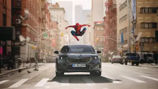 Uno de los carteles de promoción de Spiderman junto a un BMW.