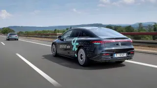 Un Mercedes circula en modo autónomo con las luces turquesas.