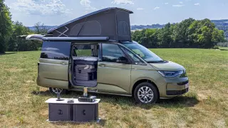 La Volkswagen California Beach estrena cocina infalible y cama flexible.