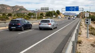 Dos vehículos circulando delante de un radar