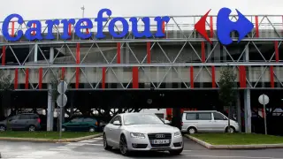 Un vehículo saliendo del parking de Carrefour en Francia