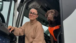 Andrea Fernández junto a su perro Brugal