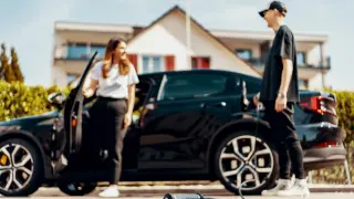 Ahorro real recorriendo 100 kilómetros en un coche eléctrico y en un coche de gasolina.