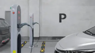 Vehículo eléctrico cargando en un parking