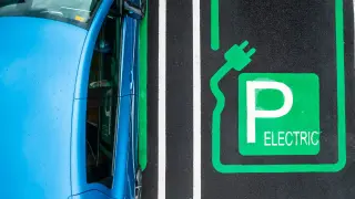 Vehículo eléctrico cargando en un parking