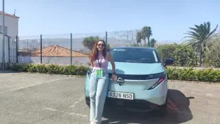 Nuestra compañera Lidia Vega junto al Nissan Ariya.