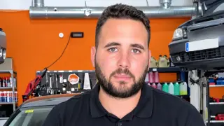 Juan José Ebenezer, mecánico, en su taller
