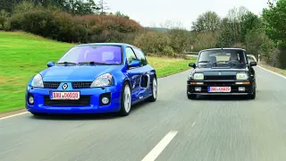 Renault 5 Turbo y un Clio V6 cara a cara